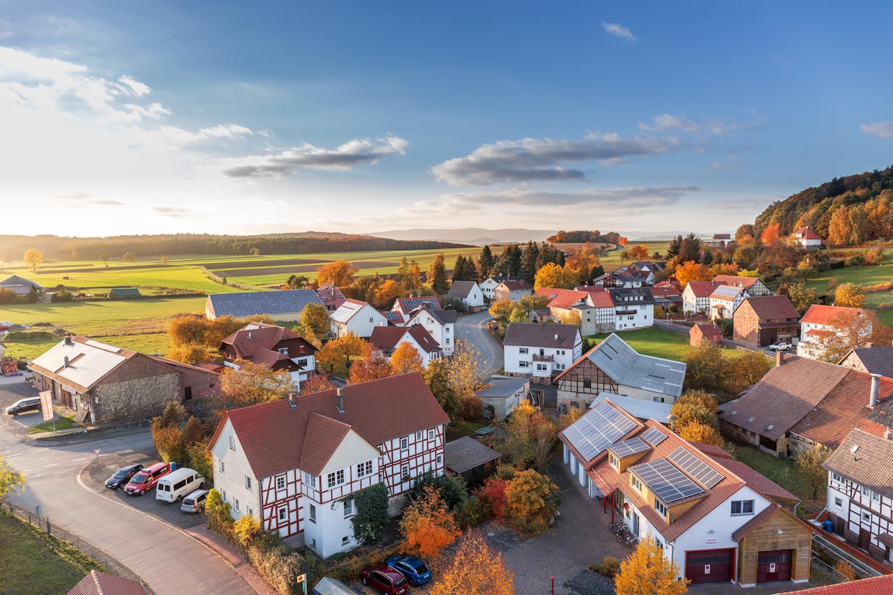 Luftbild eines Dorfes in der Pfalz – TILMA bringt Nahversorgung direkt vor die Haustür